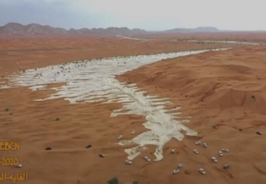 Dubaï : les eaux des inondations du 16 avril entrant dans le désert